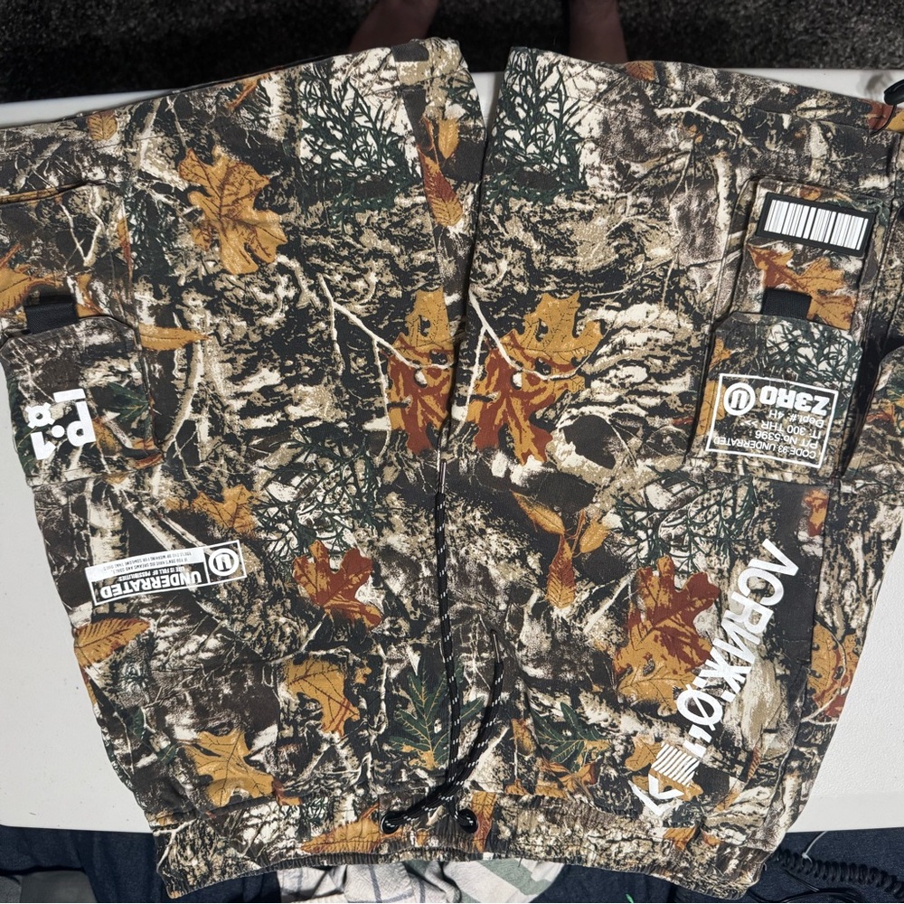 Men's Camouflage Cargo Shorts with Leaf Print - Green/Brown